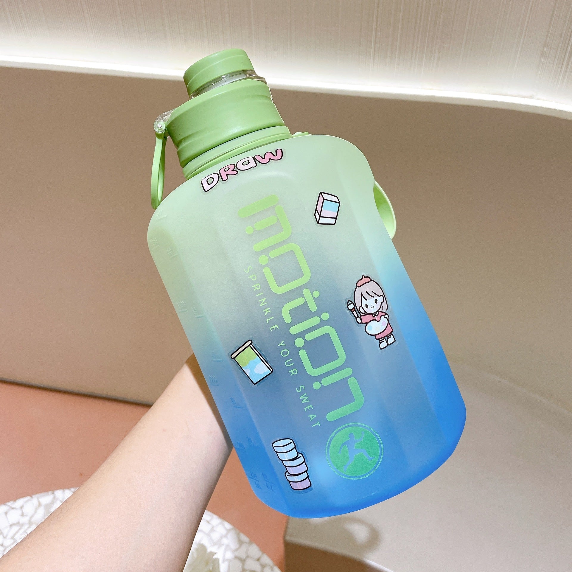 Large Capacity Plastic bottle With Straw