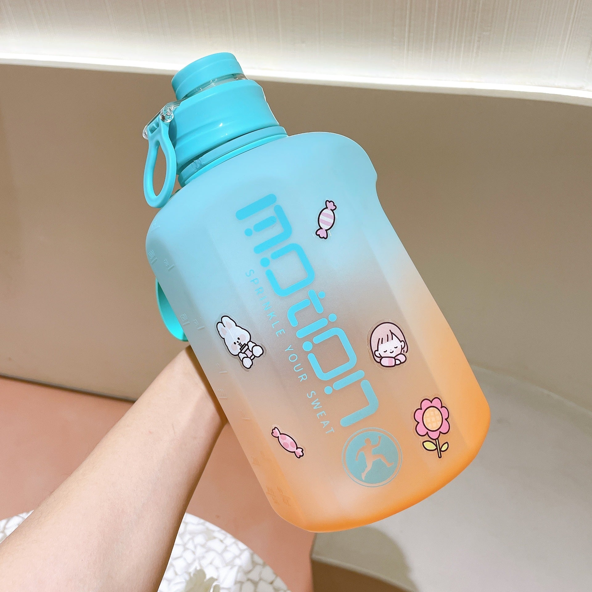 Large Capacity Plastic bottle With Straw