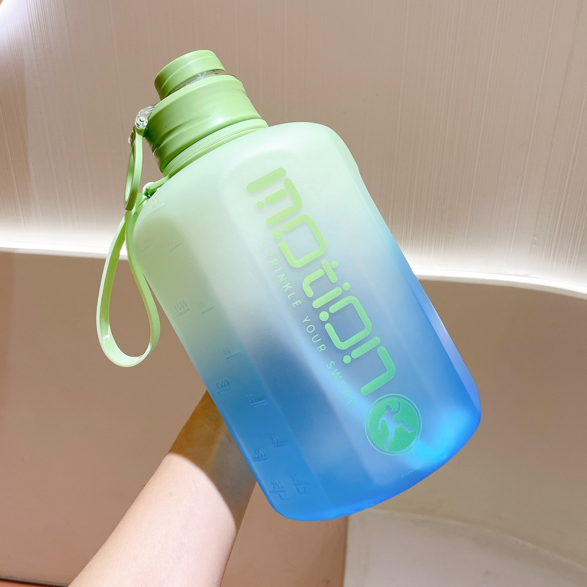 Large Capacity Plastic bottle With Straw